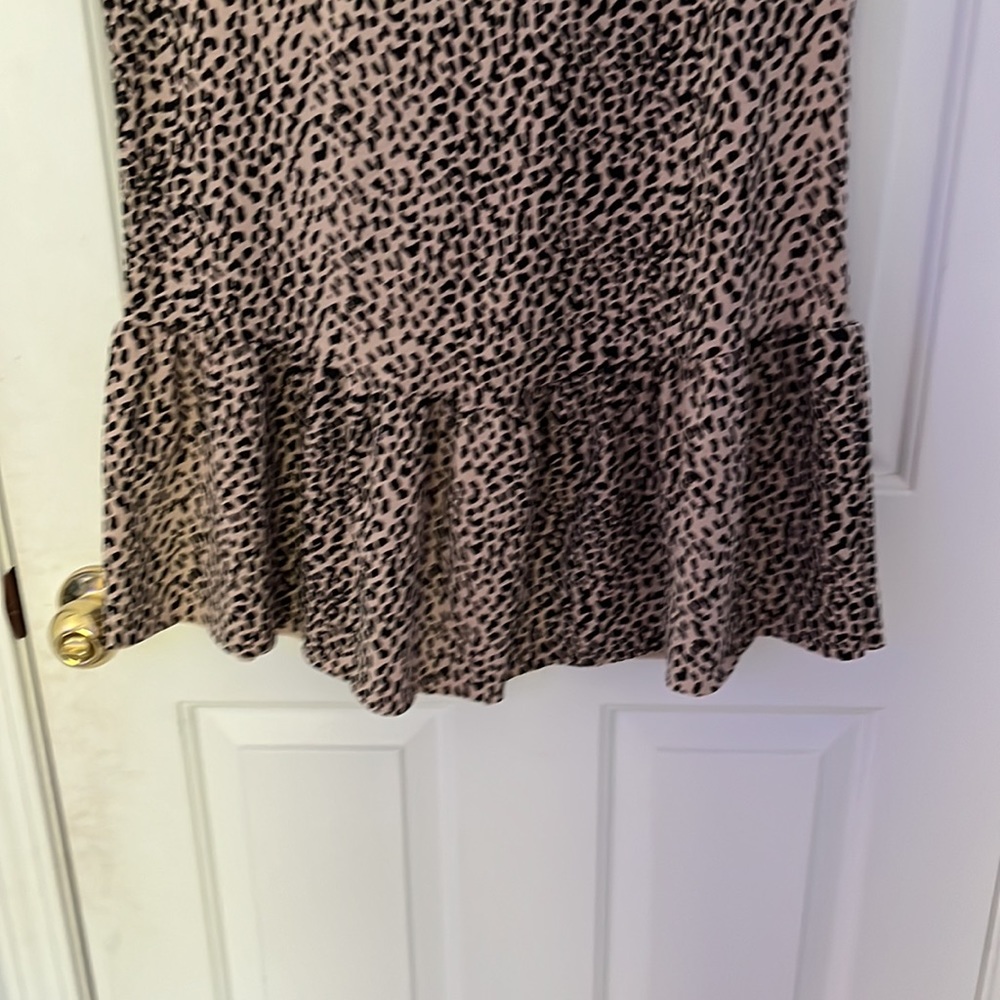 Animal print dress with a ruffled button - Picture 3 of 5